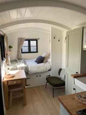 Peaceful Shepherd’s Hut in beautiful countryside.